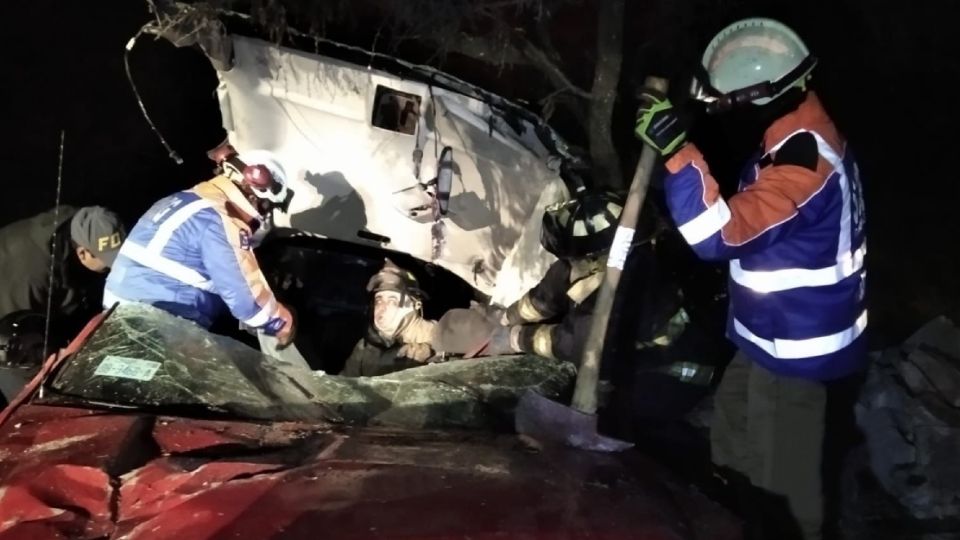 Elementos de rescate usaron equipo hidráulico para sacar a los jóvenes de la camioneta.