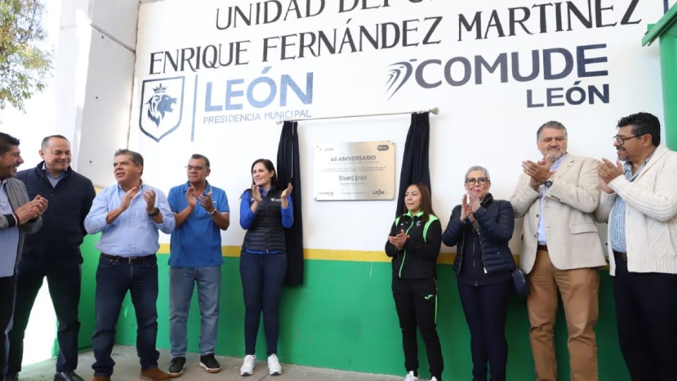 Se develó una placa conmemorativa por los 60 años de la Deportiva Enrique Fernández.