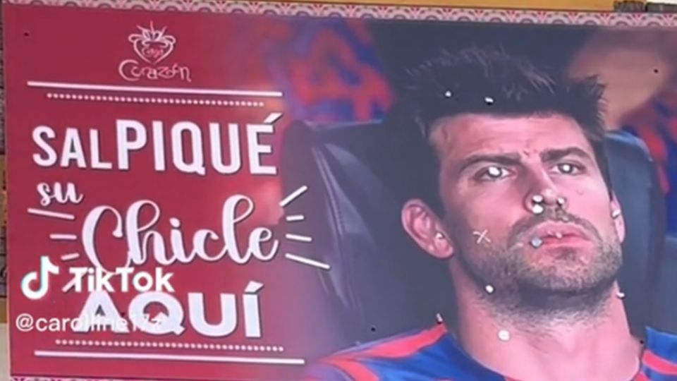 En un video de TikTok de la usuaria @carolline17z se observa un letrero con la cara del ex futbolista del Barcelona, en una estructura de madera y con la leyenda: 'Salpiqué su chicle aquí'