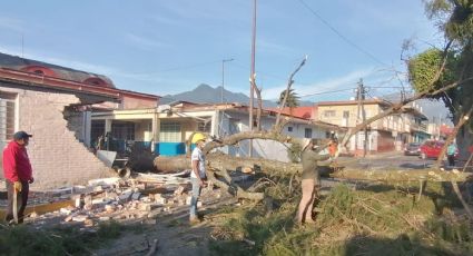 Fuerte surada en Orizaba deja casas destechadas y bardas caídas