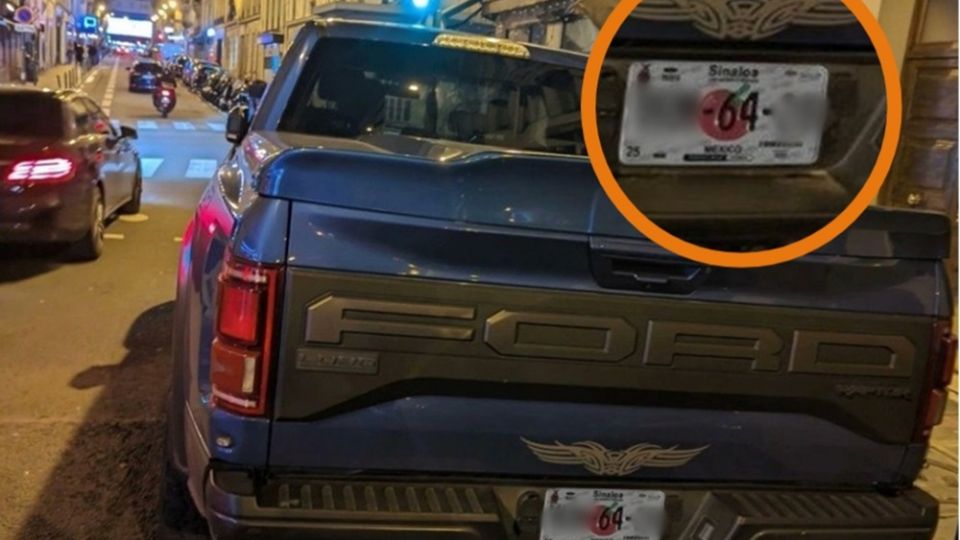 En una foto que subió una persona a sus redes sociales se observa una calle de París, Francia, en la que está estacionada una camioneta doble cabina color negra, con placas de Sinaloa