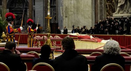 FOTOS: Así despiden fieles al papa emérito Benedicto XVI