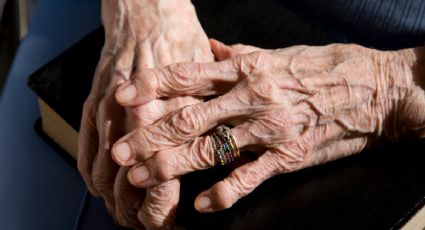 Mujeres mayores cuidando a mayores: de lo que casi nadie habla