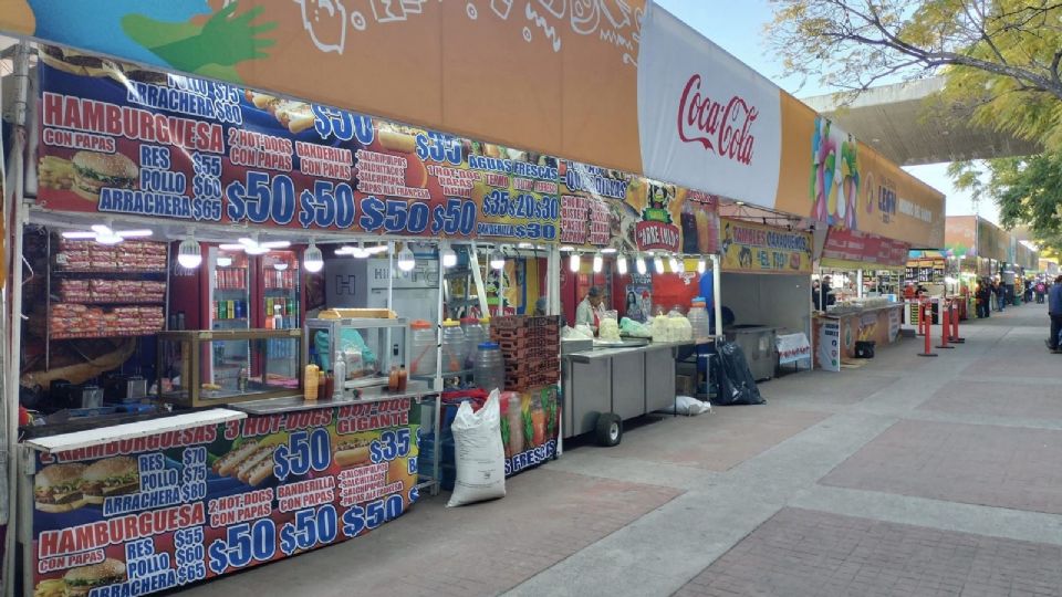 Todos los comercios de comida de la Feria de León guardan las medidas de salud.