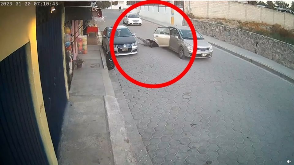 Según se observa en un video, un vehículo le cierra el paso a otra unidad y de inmediato, descienden dos sujetos para bajar a la fuerza del otro automóvil a la mujer