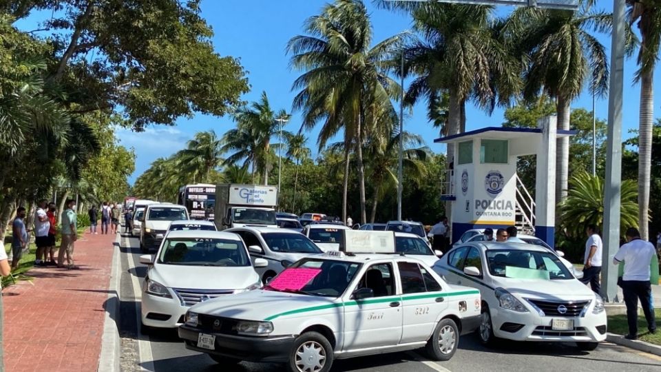 Taxistas bloquean con sus unidades zona hotelera de Cancún por más de dos horas