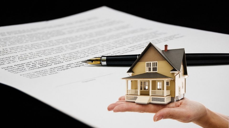 La escritura es un documento oficial que reconoce a una o varias personas como dueño de una propiedad.