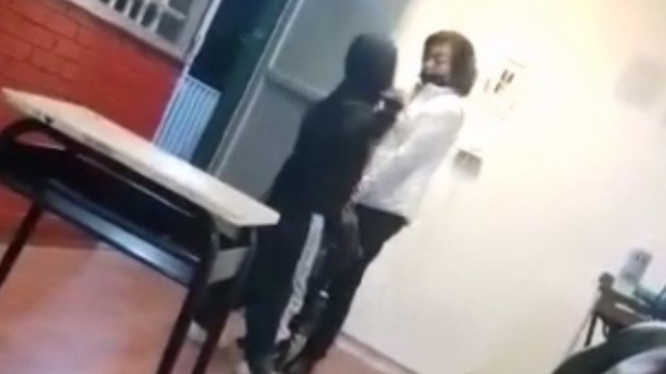 Un alumno captó el momento en que la estudiante ataca a la profesora con unas tijeras.