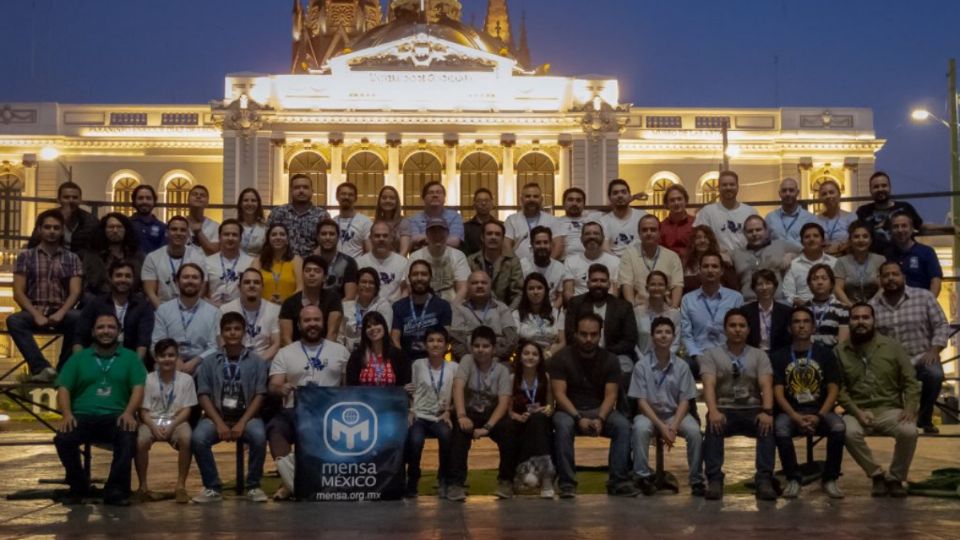 Foto de la organización Mensa, de una de las generaciones de México