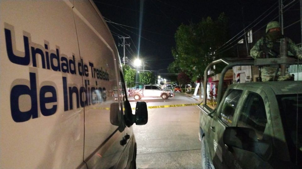 Un hombre y una mujer fueron asesinados cuando motosicarios dispararon contra una tienda de abarrotes.