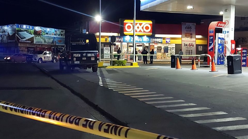 Un presunto asaltante murió baleado por un cliente de la sucursal Oxxo del bulevar Hidalgo.