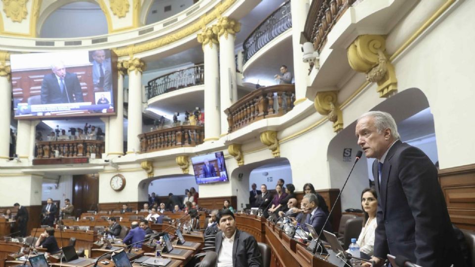 Congreso peruano aprueba revisar votación para adelantar elecciones