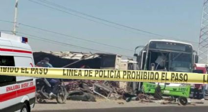 Chocan autobús AVM y camioneta en la Tula-Tlahuelilpan | FOTOS