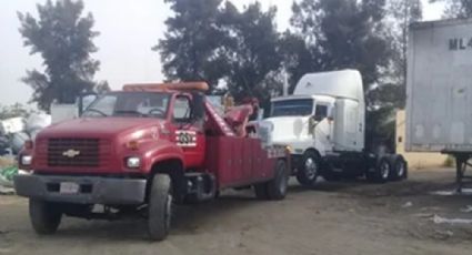 Trailero libra a asaltantes, pero no a saqueadores de depósito vehicular en Puebla