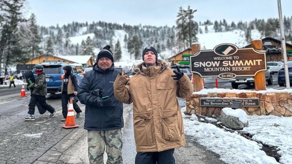 Santa Fe Klan con su papá disfrutando en la nieve.
