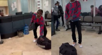 VIDEO: Migrante "enloquece" y amenaza con "daga" a autoridades de aeropuerto