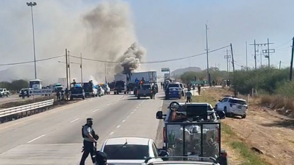 En el municipio de Cajeme reportan un presunto narcobloqueo: un tráiler fue incendiado en la carretera federal 15