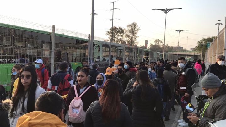 Línea 3 del Metro: "Está cabrón, ya voy tarde", se queja usuario por retraso en Indios Verdes