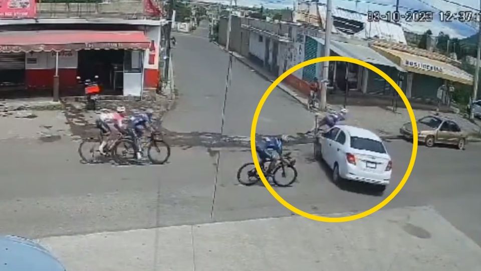 En redes sociales circula el video del momento exacto en que el conductor de un automóvil blanco no respeta el cierre de circulación de una calle y provoca que al menos seis ciclistas se estampen