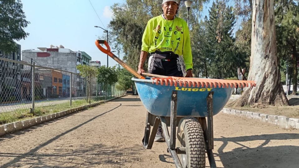 Mejor conocido como 'Luiggy', toma sus herramienta y retoma sus trabajos por terminar una pista para corredores en el camellón de la avenida Eduardo Molina