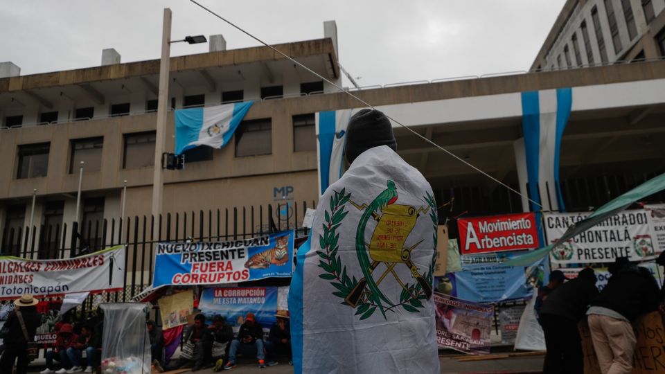 Indígenas permanecen en la sede de la Fiscalía de Guatemala durante el día 16 de manifestaciones y bloqueos para exigir la renuncia de la fiscal general del país, Consuelo Porras, acusada de intervenir en el proceso electoral del país centroamericano