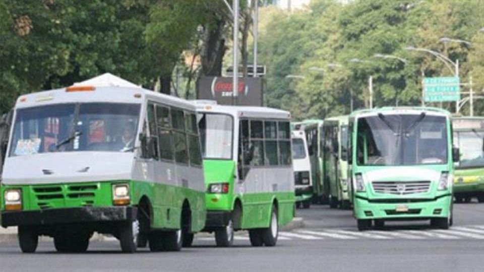 Choferes de transporte público chocan, discuten y uno termina atropellado