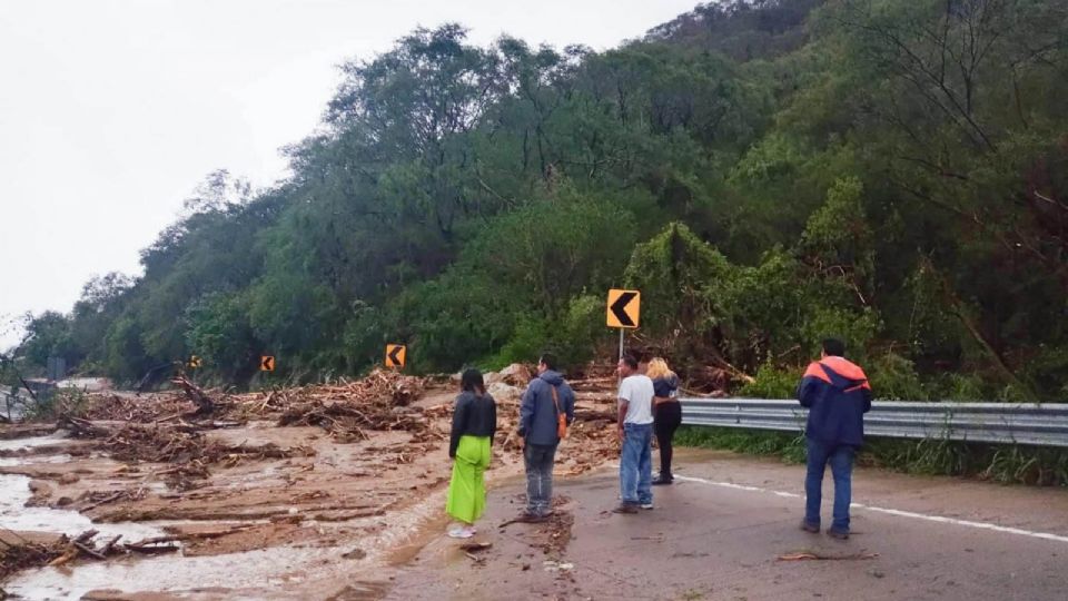 La SICT señaló que en el libramiento norte de Acapulco, cuenta con dos pasos provisionales, uno en el desvío del km 8, así como el paso sobre el puente ubicado en el km 17+150