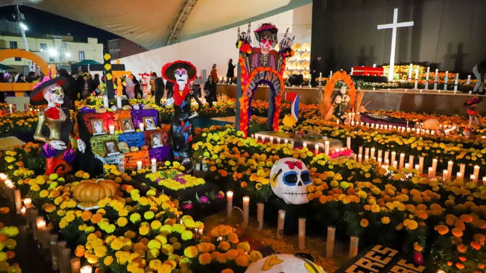 El Alcalde Tony Rodríguez y la Presidenta Honoraria del Sistema Municipal DIF, Mary Gómez, dieron inicio a la celebración de Día de Muertos