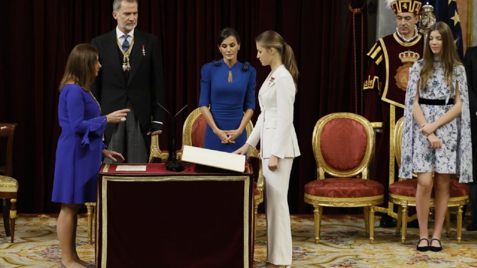 La princesa Leonor juró este martes la Constitución española, en el día en que cumple 18 años, la mayoría de edad en España, lo que la legitima como futura reina.