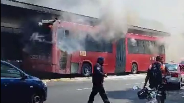 VIDEO | Se incendia unidad del Metrobús en UPIICSA