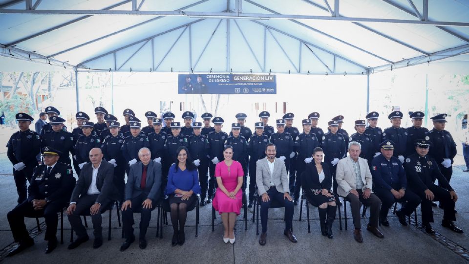 De los 34 policías graduados de la generación 54, en total 13 son mujeres y 21 hombres.