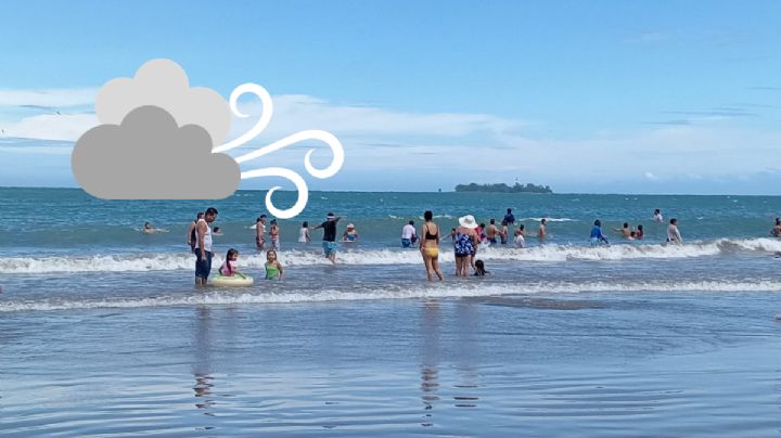 Sin importar norte, turistas acuden a playa Villa del Mar en Veracruz