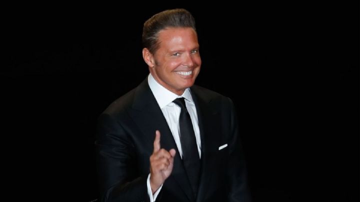 Luis Miguel recibe "sospechoso" regalo en pleno concierto; los usuarios así reaccionan