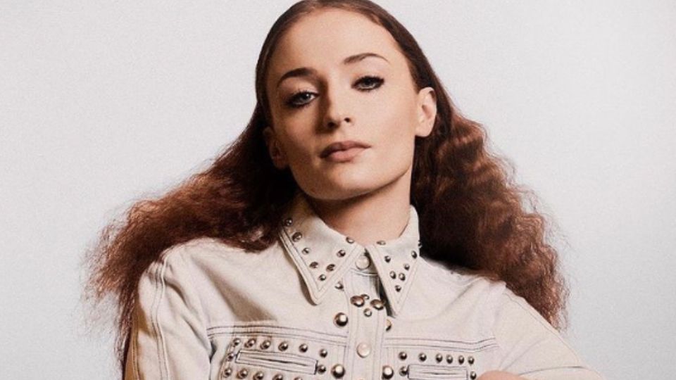 Sophie Turner besándose con otro.png