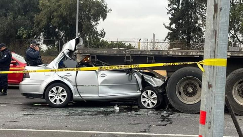 Muere policía de Tlalnepantla al chocar su carro en la plataforma de un tráiler