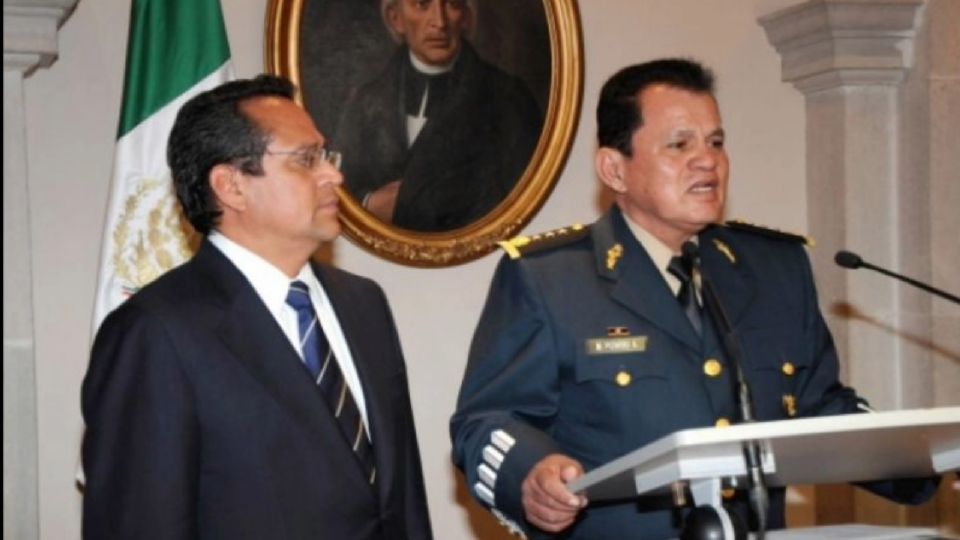 El general Pizarro Arzate, en su presentación como secretario de Seguridad estatal con el gobernaor Juan Manuel Oliva.