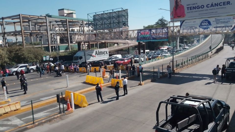 Comerciante bloquean Naucalpan por la suspensión del Bazar Lomas Verdes