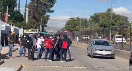 Con palos y machetes, manifestantes protestan en Oaxaca; camioneta los arrolla