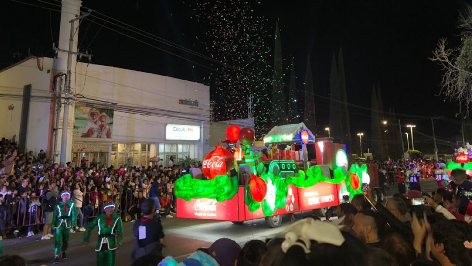 Miles de familias leonesas disfrutaron del desfile. Otras tantas se quedaron aisladas en el tráfico.