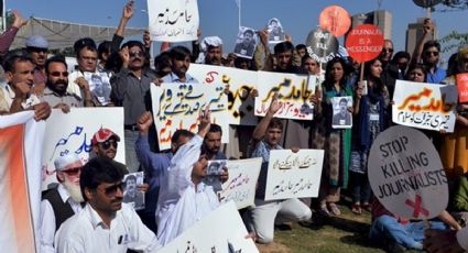Peligra la vida de 200 reporteros refugiados en Pakistán, alertan