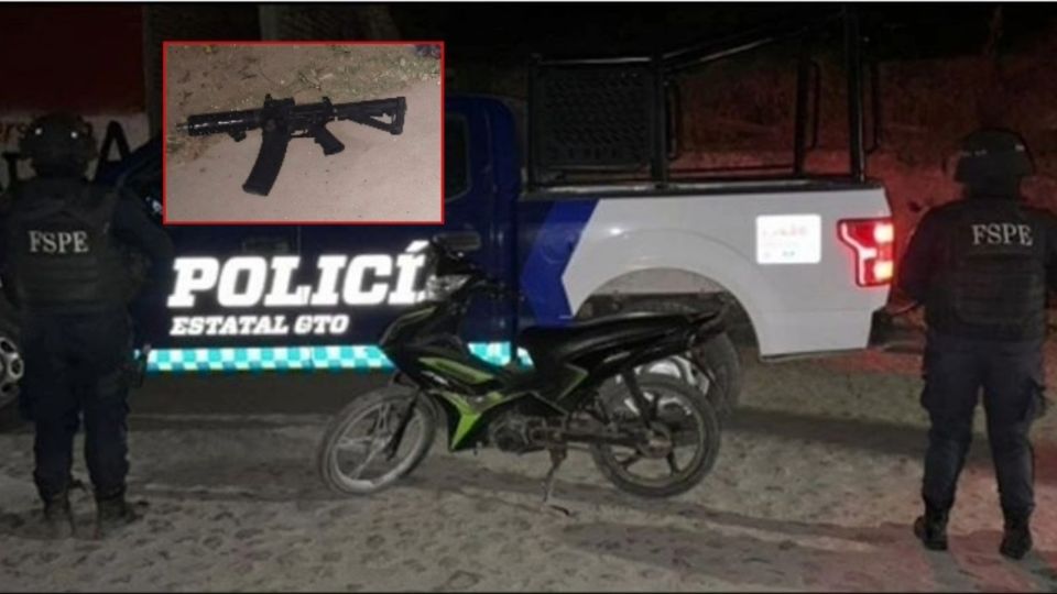 La moto y una de las armas aseguradas en Juventino Rosas.