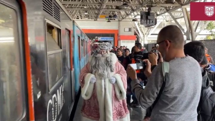 Santa Claus aborda el Metro de la CDMX antes de Navidad