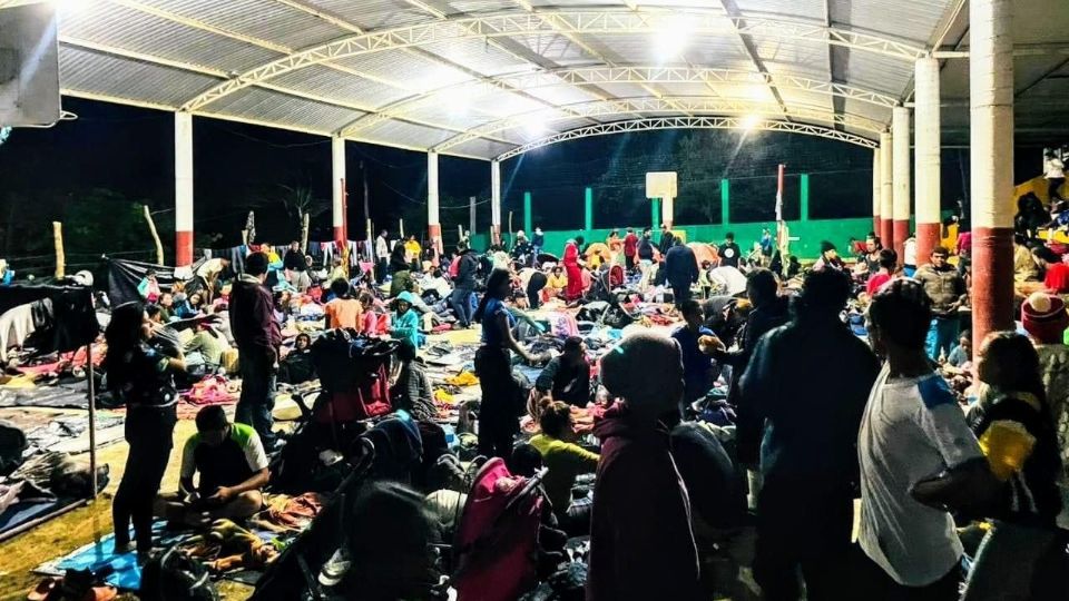 Migrantes pasan la noche en Sayula de Alemán