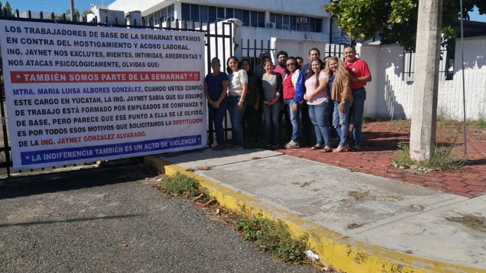 Empleados de base y de confianza han realizado una serie de protestas y paros laborales debido a maltratos de sus jefes, particularmente de Jaynet González Alvarado, encargada de la oficina regional de la Semarnat en Yucatán