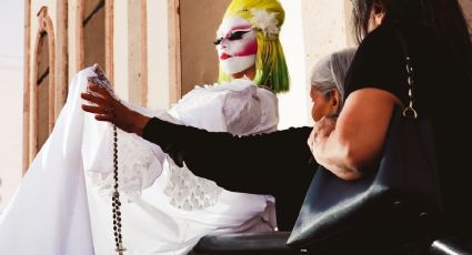 VIDEO | Drag Queen hace sesión de fotos afuera de iglesia; gente la rechaza y reza