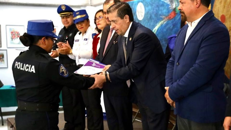 El alcalde de Coyoacán, Giovani Gutiérrez, entregó los reconocimientos a los policías del programa Escudo.