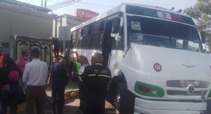 VIDEO: A camión de pasajeros en Cuautitlán, se lo llevó el tren; hay 5 lesionados