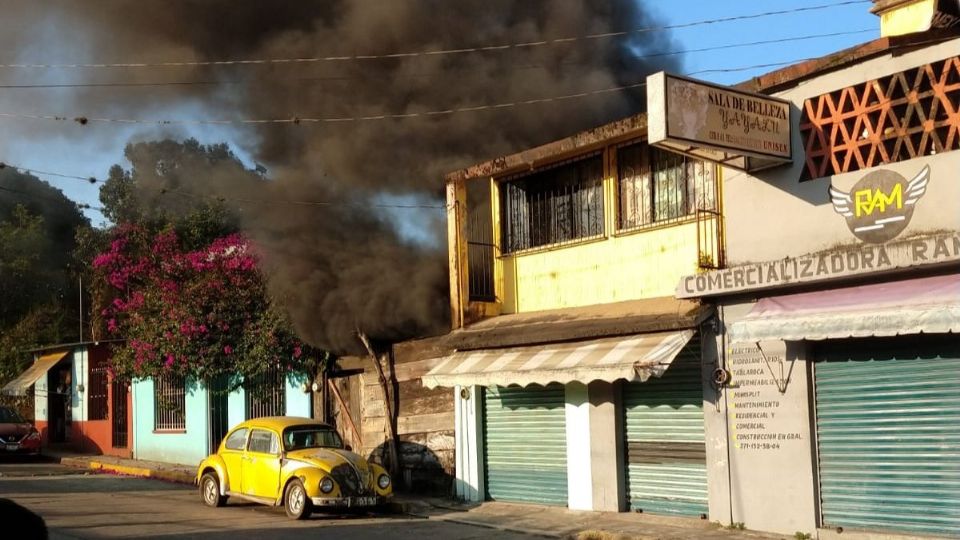 Bomberos lograron apagar las llamas y no se reportan heridos por este incendio.