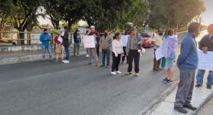 Por falta de agua, vecinos bloquean ¡con calzones! autopista Cuernavaca-Tepoztlán
