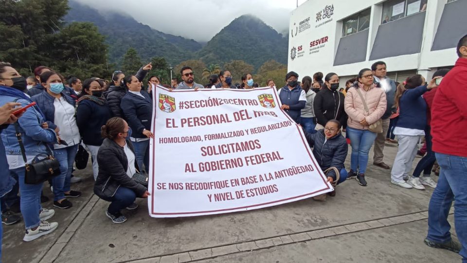 Protestan a las afueras del Hospital de Río Blanco en exigencia de un aumento salarial